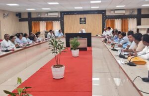 आंगनबाड़ी केंद्र के निर्माण की धीमी रफ्तार पर पचपेड़वा के बीडीओ व सीडीपीओ को डीएम ने लगाई फटकार