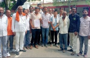 नहरों में पानी छोड़ने की मांग को लेकर गोरन के ग्रामीणों ने डीएम को सौपा ज्ञापन