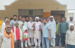 बम्बा का पानी टीहर माईनर में चलने से खेत हो गये जल मग्न, किसानों ने दिया ज्ञापन