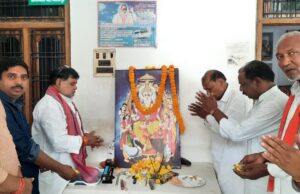 सपा ने पार्टी कार्यालय पर कि भगवान विश्वकर्मा की पूजा