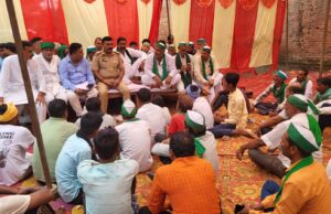 समस्याओं को लेकर भाकियू (महात्मा टिकैत) के किसान उपकेंद्र में धरने पर बैठे