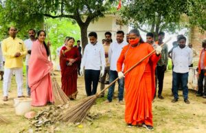पूर्व केंद्रीय मंत्री ने की स्वच्छता पखवाड़ा के तहत मंदिर की साफ-सफाई