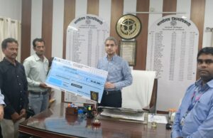 डीएम ने सड़क दुर्घटना में मृत लेखपाल के परिजन को सौंपा चेक