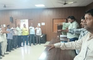 बीडीओ और एडीओ ने बीएलओ के साथ की बैठकः समय पर कार्य पूरा करने और स्वच्छता की शपथ दिलाई