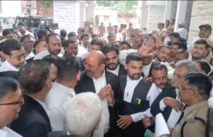दरोगा की दबंगई पर फूटा वकीलों का ग़ुस्सा, किया जोरदार प्रदर्शन