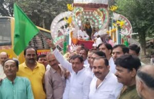 भरथना में निकली भगवान शिव की बारात बारात में मनोहारी झांकियां आकर्षण का केंद्र रही