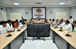 डीएम ने की राजनीतिक दलों के प्रतिनिधियों के साथ बैठक