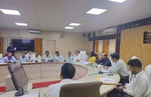 सीएम डैश बोर्ड पर खराब रैंकिंग वाले विभागों के अधिकारियों को डीएम ने लगाई फटकार
