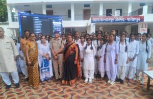 छात्राओं व महिलाओं ने थाने में प्रोजेक्टर के माध्यम से देखा मिशन शक्ति का प्रसारण