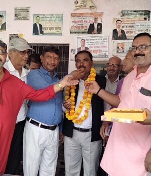 छात्र संघ चुनाव में शिखर के सचिव पद पर मिली जीत को लेकर वकीलों ने जतायी खुशी