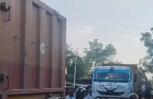 डंपर पलटने से लगा रहा लम्बा जाम