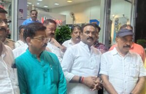 मोदी सरकार को धन्यवाद देते हुए व्यापारियों तथा आम लोगों से किया संपर्क