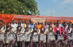 राजकीय आश्रम पद्धति बिशुनपुर विश्राम की 333 छात्राओं को बाँटी गयी साइकिल