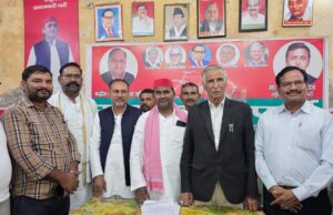 आज़म ख़ां को मिली रिहाई पर समाजवादी पार्टी ने मिठाई खिलाकर मनाया जश्न