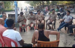 नवरात्रि पर्व सकुशल संपन्न कराने के लिए पुलिस प्रशासन द्वारा गांव में बैठक