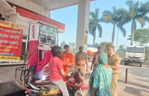 हैलमेट नहीं तो तेल नहीं अभियान के तहत नियम का पालन कराया
