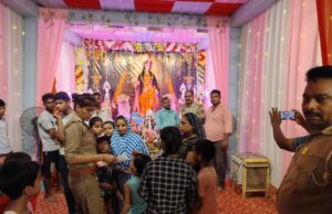 प्रभारी निरीक्षक ने दुर्गा पंडालों में जाकर दी सुरक्षा और जागरूकता की जानकारी