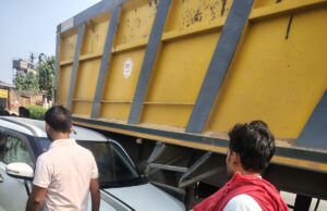 गाय को बचाने में कार डंपर से टकराई, बड़ा हादसा टला
