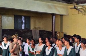 मिशन शक्ति मोबाइल टीम ने स्कूलो मे जाकर किया जागरूक