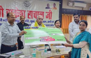 विभिन्न योजनाओं के लाभार्थियों को उद्योग मंत्री ने चेक एवं स्वीकृति पत्र का किया वितरण