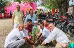 पौधारोपण और बच्चों को पुरस्कृत किया गया