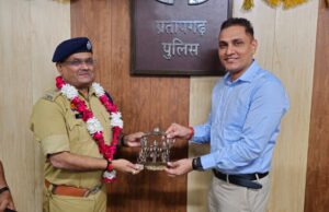 स्थानान्तरित अपर पुलिस अधीक्षक की समारोह आयोजित कर, की गई भावभीनी बिदाई