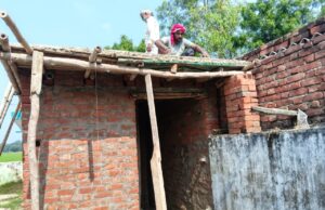 फूलपुर मौरी कम्पोजिट स्कूल के प्रधानाध्यापक द्वारा बाउंड्री पर कराया जा रहा है शौचालय का निर्माण