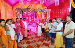 मां चंद्रघंटा की हुई पूजा भक्तों ने उतारी आरती