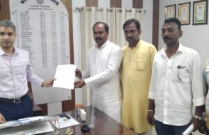 जनसेवक राजेश सिंह द्वारा डीएम को सौंपा गया ज्ञापन