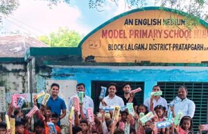 नन्हें मुन्हों को निशुल्क वितरित किया गया स्टेशनरी