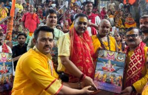 नवरात्र के चौथे दिन माॅ गंगा महाआरती में मुख्य अतिथि के रूप में शामिल हुए जिलाधिकारी