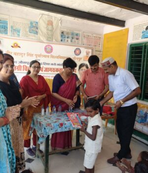 शिक्षण सामग्री पाकर खिल उठे बच्चों के चेहरे, कुलपति ने वितरित की शिक्षण सामग्री