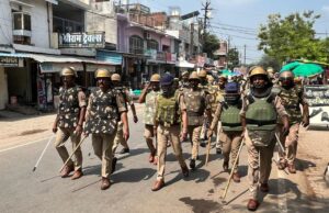 पुलिस ने पीएसी फोर्स के साथ पैदल फ्लैग मार्च कर लोगों से शान्तिपूर्ण ढंग से त्यौहार मनाने की अपील की