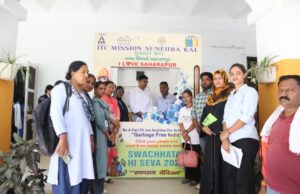 जिलाधिकारी ने महिलाओं, बालिकाओं के साथ सैल्फी लेकर बढाया आत्मविश्वास एवं स्वाभिमान