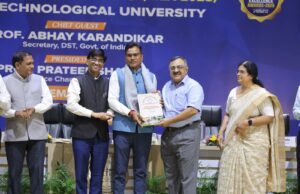 बेल्हा के डा. दिनेश विश्वकर्मा ने विश्व के फलक पर बनाई पहचान