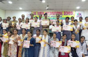 मिशन शक्ति के अंतर्गत सीओ ने किया संवाद, मिशन शक्ति की बंटी पुस्तिका