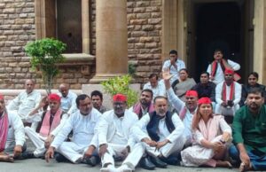 सपा नेता की गिरफ़्तारी से नाराज सपाई पुलिस मुख्यालय पर धरने पर बैठे