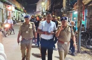 डीएम व एसएसपी ने शहर में किया पैदल गस्त