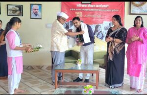 कुलपति ने डॉ. सुनील चौरसिया ‘सावन’ को किया सम्मानित