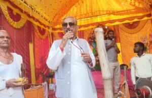 दुर्गा पांडालों में प्रमोद ने टेका मत्था, लोक मंगल की किया कामना