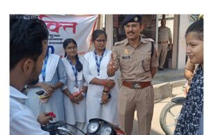 मिशन शक्ति फेज 5: बालिकाओं ने बाइक सवारों को गुलाब का फूल देकर हेलमेट पहनने का दिया संदेश