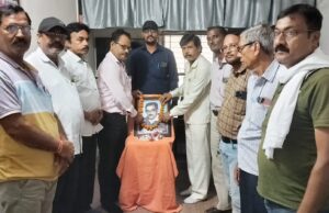 पत्रकार पुरोधा स्वर्गीय दुर्गा प्रसाद जायसवाल की पुण्यतिथि पर पत्र पत्रकारों ने नमन कर किया याद