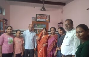पत्रकार के आवास पहुंचकर प्रयागराज पूर्व सांसद पूछा कुशल क्षेम