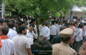 वकीलों का फूटा गुस्सा– मुकदमे में फंसाए जाने का विरोध, दरोगा से हुई तीखी बहस