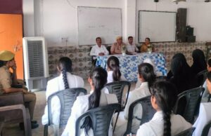 बलभद्र इंटर कॉलेज डीहा में बालिकाओं के साथ आयोजित किया गया संवाद एवं जागरूकता अभियान