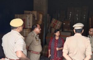 पटाखा व्यापारी पर पुलिस का शिकंजा सूचना पर दो गोदाम सील