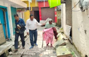 बीमारी से जूझ रही बुजुर्ग महिला को समाजसेवी संस्था ने भेजा अस्पताल