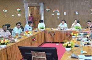 जिलाधिकारी ने कार्यदायी संस्थाओं को लिया आड़े हाथ, क्वालिटी खराब होने पर होगी कार्यवाई