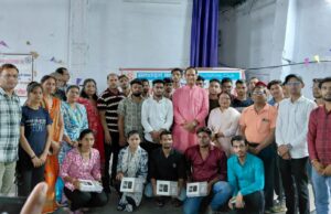 छात्र-छात्राओं को टेबलेट मिलते ही खिले चेहरे