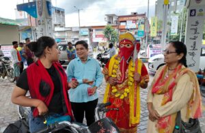 गणेश जी ने पढ़ाया यातायात का पाठ, हेलमेट पहनने के लिए दिए गुलाब के फूल